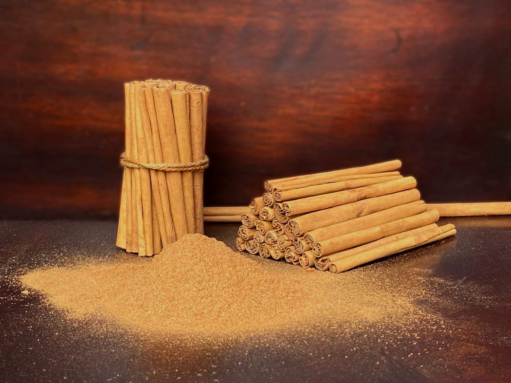 Premium blend of Ceylon cinnamon quills, predominantly C5 Special with a touch of Alba and C5